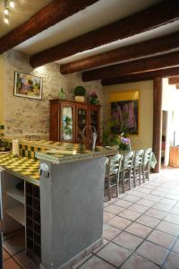 eine Küche mit einer Theke und Stühlen in einem Zimmer in der Unterkunft Appartement lumineux à Arles avec piscine partagée in Arles + 9 Fotos