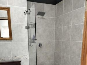 Bilik mandi di Hermanus 13 on 2nd Guest Rooms