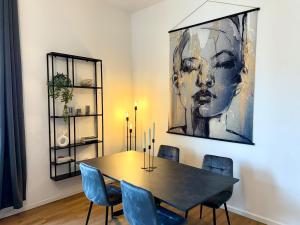 Un comedor con una mesa y sillas azules. en Luxury Holiday Apartment in Osnabrück 10304, en Osnabrück 8 fotos más