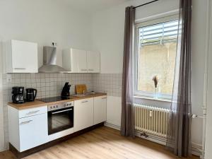 cocina con electrodomésticos blancos y ventana grande en Luxury Holiday Apartment in Osnabrück 10304, en Osnabrück