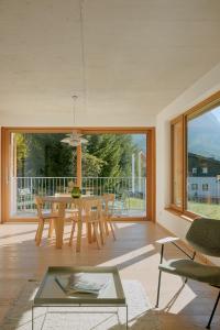 Balkón nebo terasa v ubytování Haus Aerli + 115 fotografií