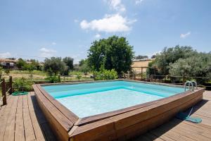 Una gran piscina con terraza de madera y una terraza de madera. en Recanto d'Aldeia, en Alcoutim