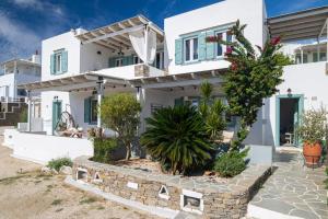 a white house with plants in front of it at Geronti Moscha Apartment in Apollonia