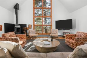 TV a/nebo společenská místnost v ubytování RMR: Ringer House in Teton Village