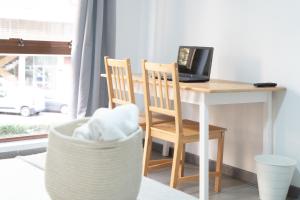 ein Schreibtisch mit einem Laptop auf einem Tisch mit zwei Stühlen in der Unterkunft Old Town La Estacion II in Alicante