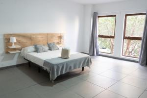 ein weißes Schlafzimmer mit einem Bett und einem Fenster in der Unterkunft Old Town La Estacion II in Alicante + 13 Fotos