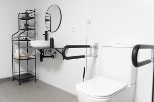 ein Badezimmer mit Toilette und Spiegel in der Unterkunft Old Town La Estacion II in Alicante