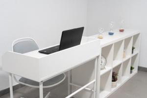 einen weißen Schreibtisch mit einem Laptop darüber in der Unterkunft Old Town La Estacion II in Alicante