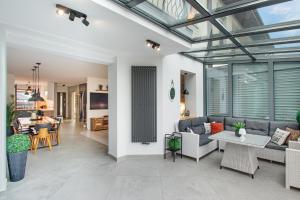 Χώρος καθιστικού στο Family House z 3 Sypialniami - ALLDAYHOLIDAY