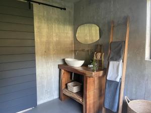 een badkamer met een wastafel en een spiegel bij Bellevue on the Knysna lagoon in Knysna +35 foto's