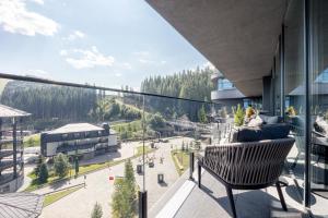 布克维WOL 07 by Ribas的阳台设有长凳,享有城市美景。