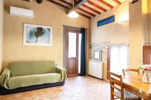 una sala de estar con un sofá y una mesa en Mugello Vacanze Appartamenti Indipendenti, en Scarperia