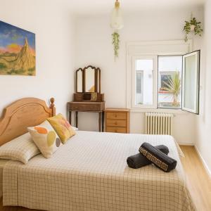 a bedroom with a large bed and a window at Casa Rural "AMARA" Bardenas in Valtierra