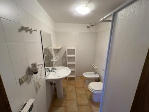 アメリアにあるMarco & Andrea Agriturismo Collepinaのトイレと洗面台のある小さなバスルーム +50枚の写真