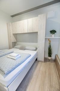 Una cama o camas en una habitación de Hiškovec 55 fotos más
