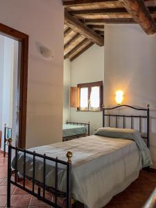 アメリアにあるMarco & Andrea Agriturismo Collepinaの部屋の中に大きなベッドがある寝室