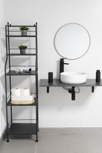 ein Badezimmerregal mit einem Waschbecken und einem Spiegel in der Unterkunft Old Town La Estacion II in Alicante