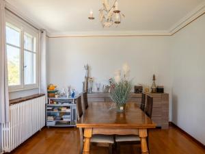 リムーにあるAppartement climatisé avec jardinのダイニングルーム(木製テーブル、シャンデリア付) +17枚の写真
