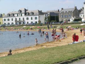 a large group of people on a beach at Maison de charme au centre d'Étel - Idéale pour famille - FR-1-479-234 