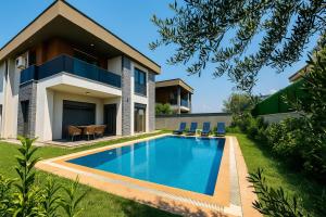アンタルヤにあるModern Luxury Villaのヴィラ(家の前にスイミングプール付)