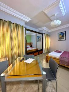 a hotel room with a desk and a bed at hotel confort by freeman in Palimé