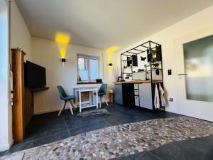 Una habitación con cocina, mesa y sillas. en Appartement Little Rose, en Marktoberdorf