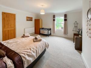 Long SuttonにあるHomesteadのベッドとタオル2枚のある寝室