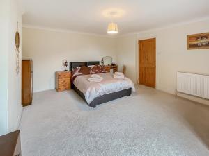 Long SuttonにあるHomesteadのベッドルーム1室(ベッド1台、ドレッサー付) +16枚の写真