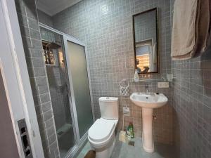 Ένα μπάνιο στο Opan Court +28 φωτογραφίες