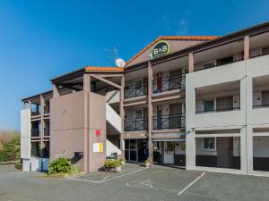 un parking vide en face d'un hôtel dans l'établissement B&B HOTEL Bayonne, à Bayonne