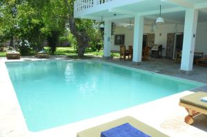 Bazén v ubytování Villa Nika, between palm trees, beach and elephants nebo v jeho okolí