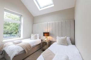 une chambre avec deux lits et une fenêtre dans l'établissement Oak Dene By Birch Stays, à Disley