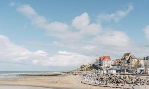 a view of the beach with houses and condos at L'Opaline, Ravissante maison familiale, Wimereux in Wimereux