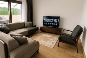 アンタルヤにあるModern Luxury Villaのソファとテレビのあるリビングルーム