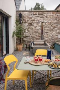 a patio with a table and chairs with food on it at Fernshade Cottage By Birch Stays in Stonehaven