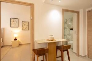 een kamer met een tafel, 2 stoelen en een spiegel bij AC Apartment with 1 Bedroom for 4 Guests - Place des lices of Saint-Tropez in Saint-Tropez +4 foto's