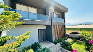 アンタルヤにあるModern Luxury Villaのバルコニーと車のあるモダンな家