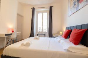 Ένα ή περισσότερα κρεβάτια σε δωμάτιο στο Modern 2BR 2BA Metro Access 12min Duomo