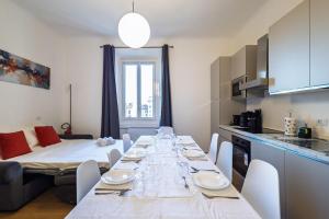 Η κουζίνα ή μικρή κουζίνα στο Modern 2BR 2BA Metro Access 12min Duomo