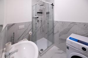 Ένα μπάνιο στο Modern 2BR 2BA Metro Access 12min Duomo +31 φωτογραφίες