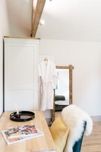 een woonkamer met een tafel en een spiegel bij The Salt Retreatt By Birch Stays in Willaston