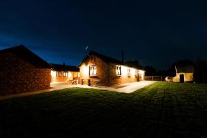een huis verlicht in de nacht met lichten aan bij The Salt Retreatt By Birch Stays in Willaston