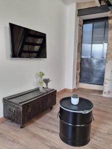 TV a/nebo společenská místnost v ubytování le gîte de Constance