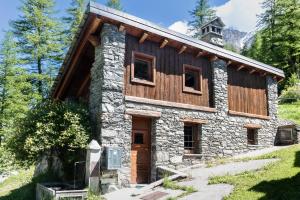 an old stone house in the mountains at Case Gran Paradiso Dahu Rebel in Rhêmes-Notre-Dame