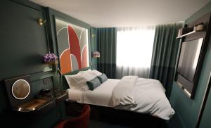 una stanza d'albergo con un letto e una finestra di The Kensington Hideaway a Londra