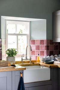 Kuchyň nebo kuchyňský kout v ubytování Bonnie Dye Bothy By Birch Stays + 21 fotografií