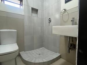 un baño con inodoro y lavabo en Sunray Guesthouse, en Newcastle
