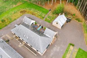 einen Blick über ein Haus mit Garage in der Unterkunft Cairn Cottage By Birch Stays in Stonehaven