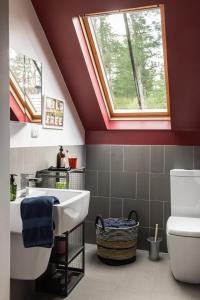 ein Badezimmer mit Waschbecken und Toilette und einem Fenster in der Unterkunft Cairn Cottage By Birch Stays in Stonehaven