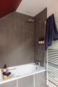 eine Badewanne im Bad mit blauen Handtüchern in der Unterkunft Cairn Cottage By Birch Stays in Stonehaven + 17 Fotos